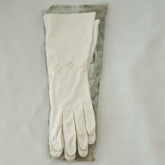 Vintage / Crescendoe Wonder Fabric Gloves~ White Beaded - Picture 5 of 6